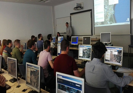 Alumnes fent el taller de paisatge